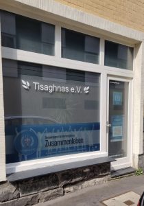 Unterstützen Sie unsere Arbeit mit einer Spende! Seit 2018 setzen wir uns als Tisaghnas e.V. in Wuppertal für Integration, Bildung und kulturellen Austausch ein. Mit Sprachkursen, Hausaufgabenhilfe, Konzerten und Begegnungsangeboten schaffen wir Räume für Miteinander, Verständigung und Chancen. 👉 Helfen Sie uns, diese Arbeit fortzuführen! Jede Spende trägt dazu bei, Kinder, Jugendliche und Familien zu unterstützen und das Zusammenleben in unserer Stadt zu stärken. Unsere Bankverbindung: [Tisaghnas e.V. – Stadtsparkasse Wuppertal – IBAN: DE22 3305 0000 0000 9406 84 BIC: WUPSDE33XXX Verwendungszweck: Spende] Vielen Dank für Ihre Unterstützung! 💙